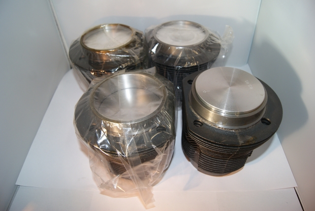 Cilinder/zuigerset 1300cc 
B.77mm S.69mm carter 90mm cil.kop 90mm